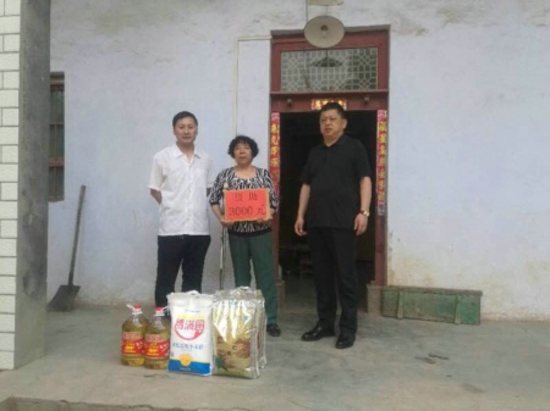 新密工商联：新华路商会精准扶贫见真章(图2)