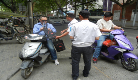 金水区文化路街道新阶层志愿者开展“畅通金水 文明出行”宣传倡导活动(图1)