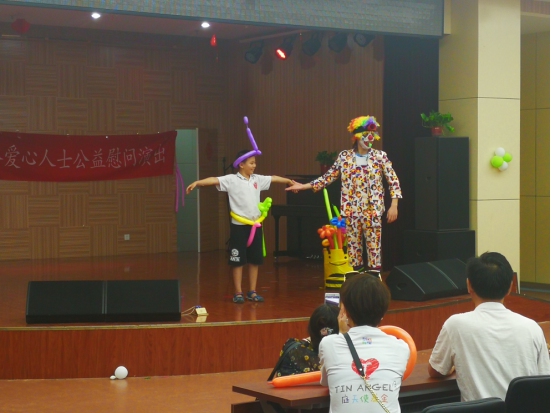 金水区非公经济志愿者到儿童福利院慰问(图1) 金水区非公经济志愿者到儿童福利院慰问(图1)