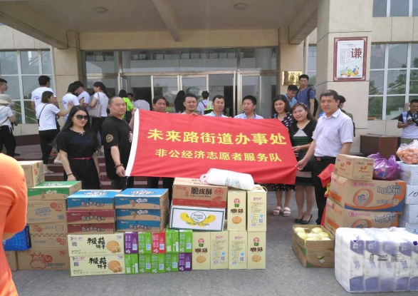 金水区非公经济志愿者到儿童福利院慰问(图2) 金水区非公经济志愿者到儿童福利院慰问(图2)