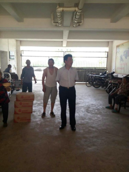 牛店镇商会端午节慰问孤寡老人(图2)