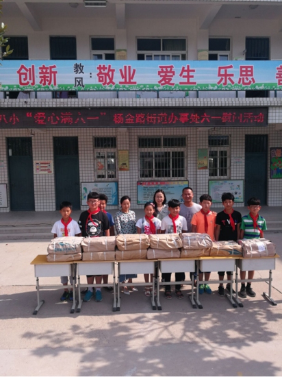 书香陪伴 情洒六一(图1)