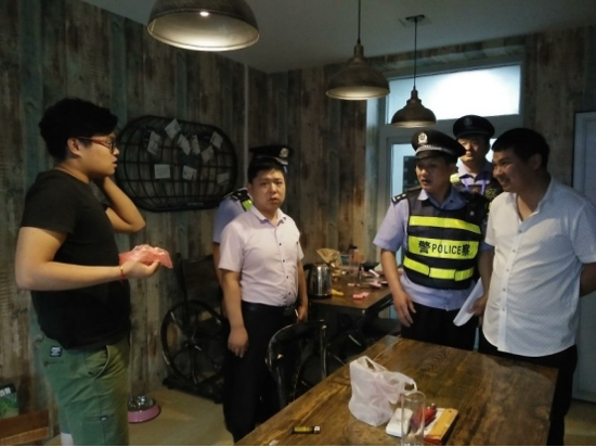 金水区东风路街道警民携手共建平安经商环境(图1)