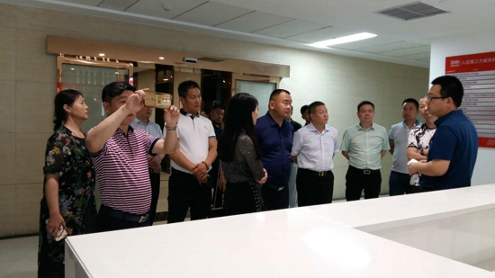 上街区工商联再组织企业家参观河南自由贸易试验郑州片区综合服务区(图1)