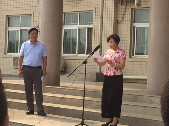 新郑市工商联组织界别政协委员参加“爱心众筹、精准扶贫”捐款活动(图1) 新郑市工商联组织界别政协委员参加“爱心众筹、精准扶贫”捐款活动(图1)