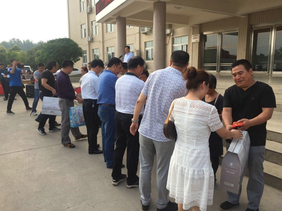 新郑市工商联组织界别政协委员参加“爱心众筹、精准扶贫”捐款活动(图2)