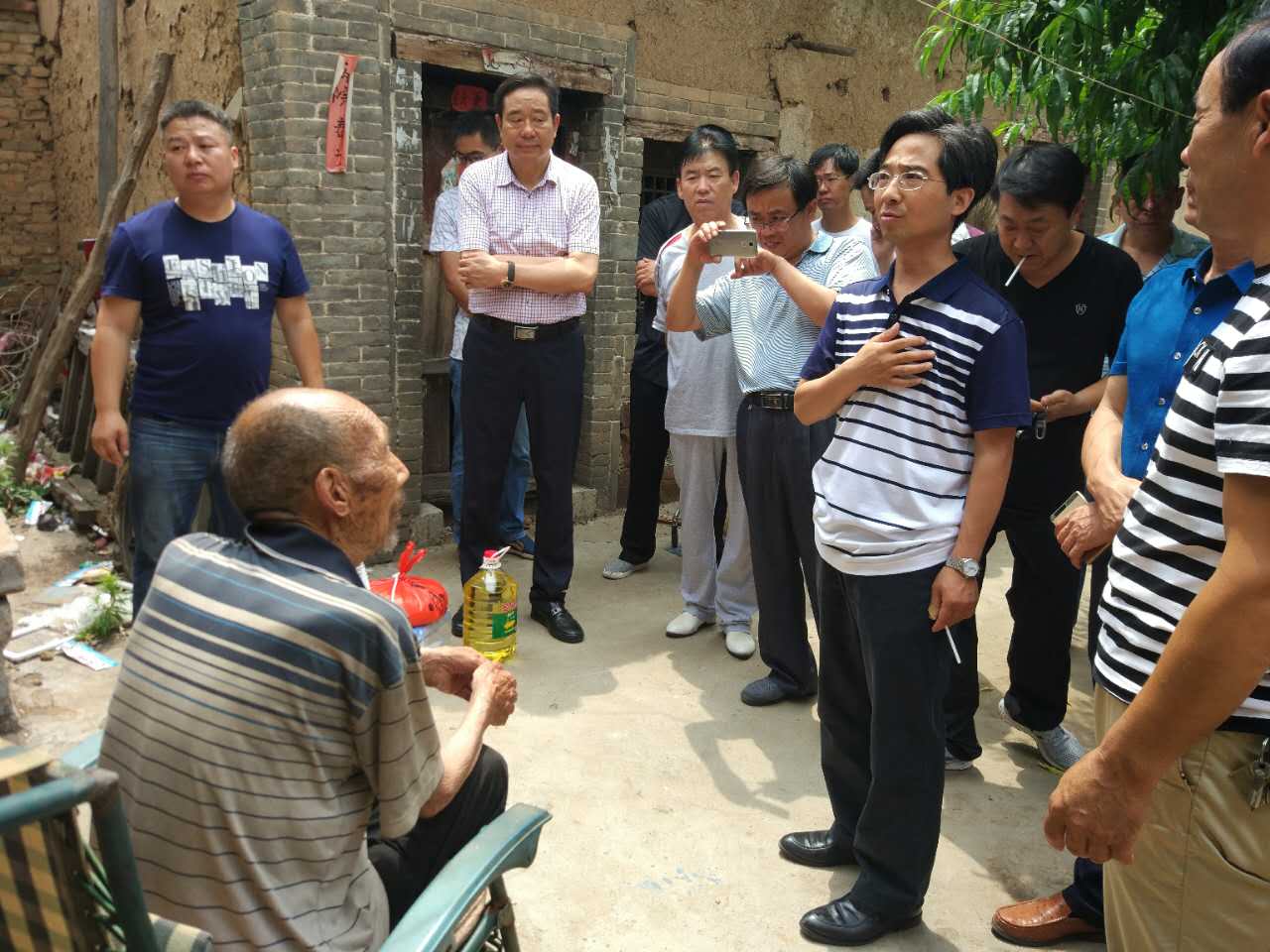 登封市工商联“七一”走访慰问困难党员(图1) 登封市工商联“七一”走访慰问困难党员(图1)