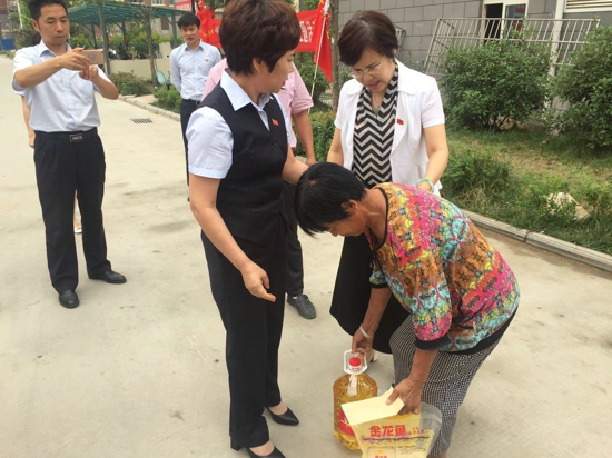 新郑市工商联践行党员誓言 心连心精准扶贫(图1)