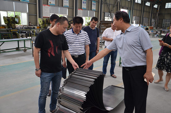 伟德体育直播开奖入口组织本界别政协委员开展委员大走访、大服务活动(图2)