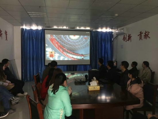 新密市工商联、各基层商会收听收看十九大开幕式(图2)