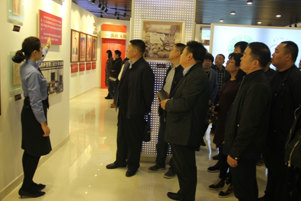新郑市工商联组织参观预防职务犯罪教育基地(图1)