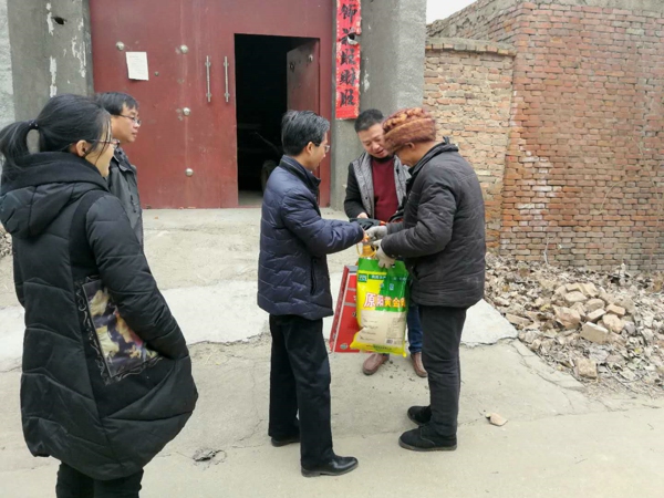 登封市工商联开展“走访慰问贫困户 清洁家园暖人心”活动(图2)