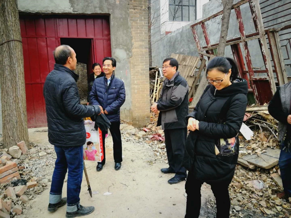 登封市工商联开展“走访慰问贫困户 清洁家园暖人心”活动(图4)