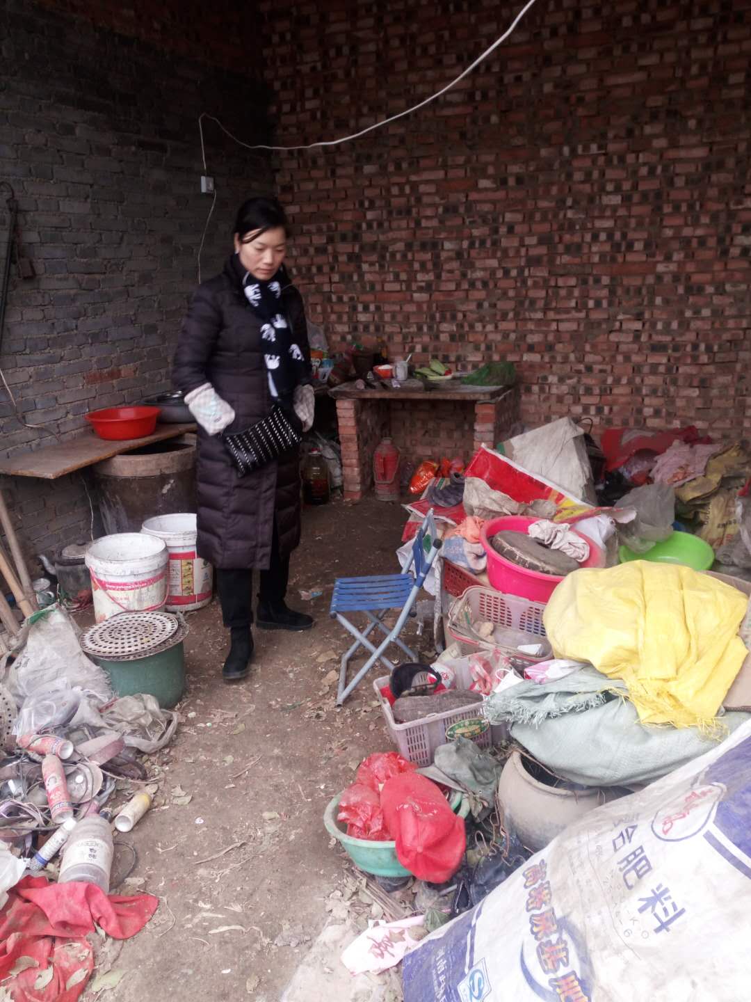 登封市工商联开展“走访慰问贫困户 清洁家园暖人心”活动(图2)