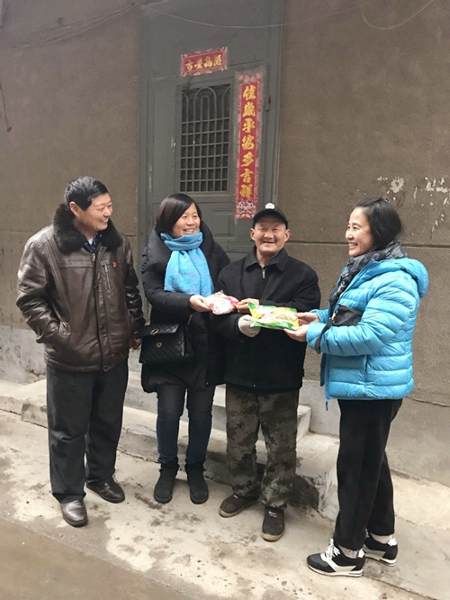 管城区商会开展“冬至送温暖,情暖润心田”活动(图1) 管城区商会开展“冬至送温暖,情暖润心田”活动(图1)