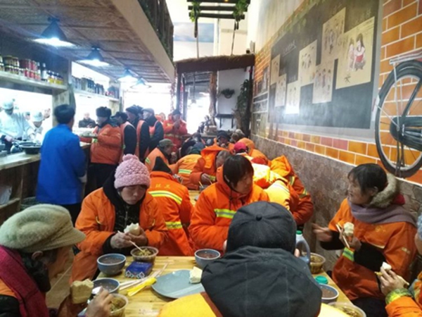 金水区非公企业开展“腊八送粥”活动(图1)