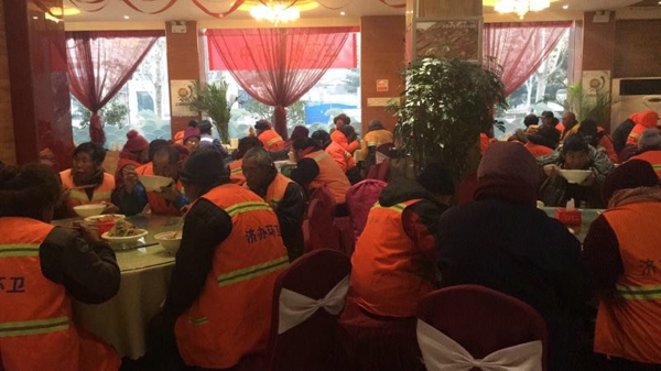 上街区餐饮业商会开展腊八节送温暖活动(图1)