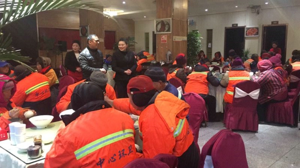 上街区餐饮业商会开展腊八节送温暖活动(图2)