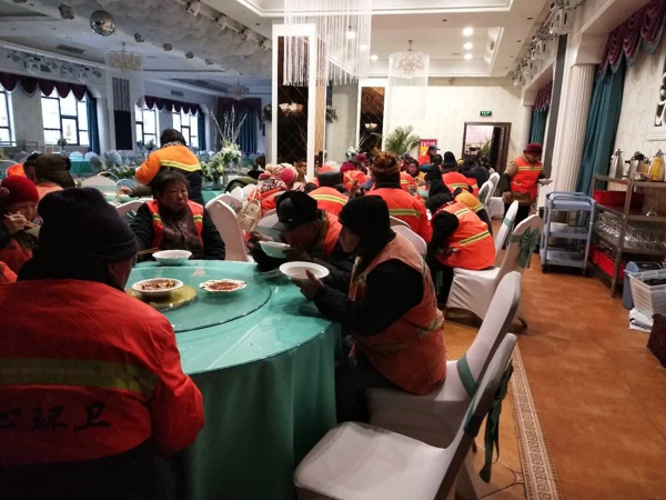 上街区餐饮业商会开展腊八节送温暖活动(图3)