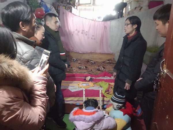 郑州市徐州商会党支部走访慰问体育社区困难家庭(图1)