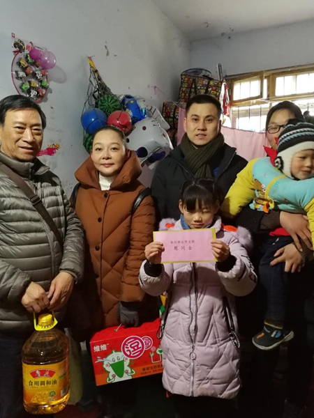 郑州市徐州商会党支部走访慰问体育社区困难家庭(图2)