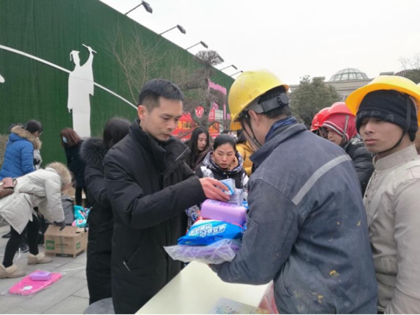 金水区工商联商会组织走访慰问农民工(图1)