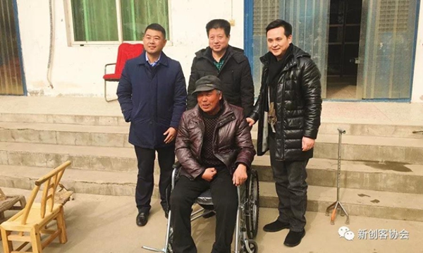 金水区工商联新创客协会精准扶贫助病困 情系高湾暖人心(图2)