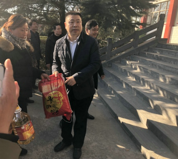 新密市工商联举行精准扶贫春节慰问活动(图3) 新密市工商联举行精准扶贫春节慰问活动(图3)