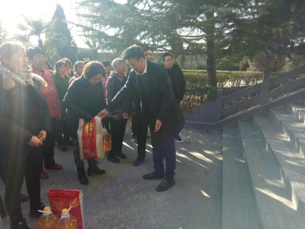 新密市工商联举行精准扶贫春节慰问活动(图4) 新密市工商联举行精准扶贫春节慰问活动(图4)