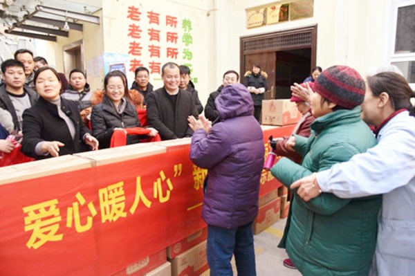 管城区工商联携所辖商会走访慰问贫困户(图1)