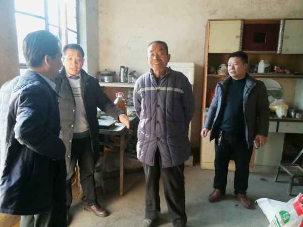登封市工商联走访慰问派驻村困难群众(图2)