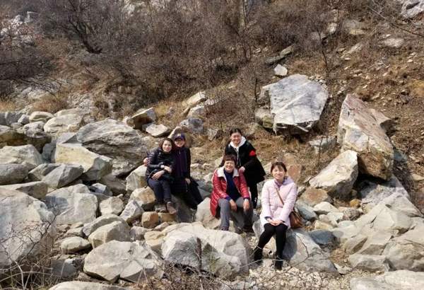 伟德体育直播开奖入口开展登山比赛活动(图2)