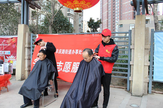 金水区丰庆路街道商会非公人士开展“雷锋月”义剪活动(图1)