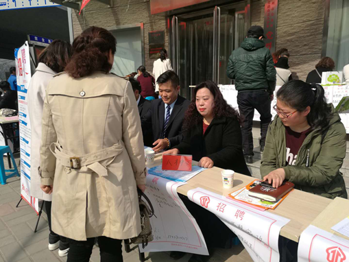金水区文化路街道商会举办“春风行动”送温暖招聘会(图1) 金水区文化路街道商会举办“春风行动”送温暖招聘会(图1)