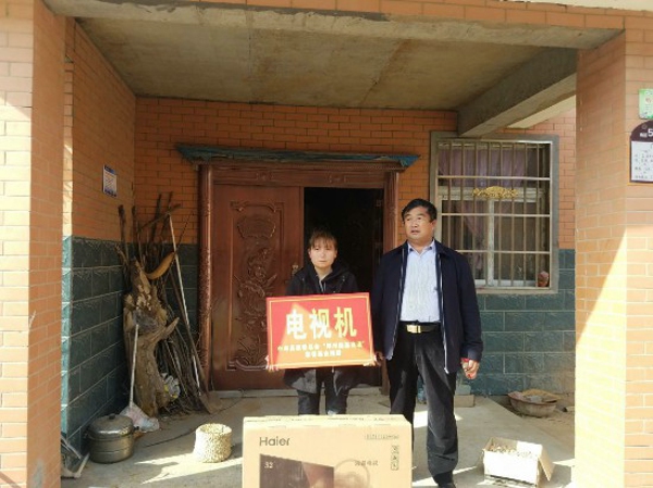 中牟县工商联开展精准扶贫走进基层活动(图4)