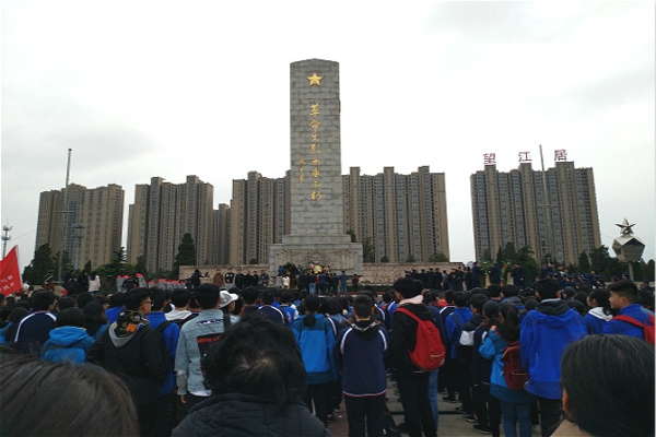 郑州市盐城商会开展清明缅怀先烈活动(图4) 郑州市盐城商会开展清明缅怀先烈活动(图4)