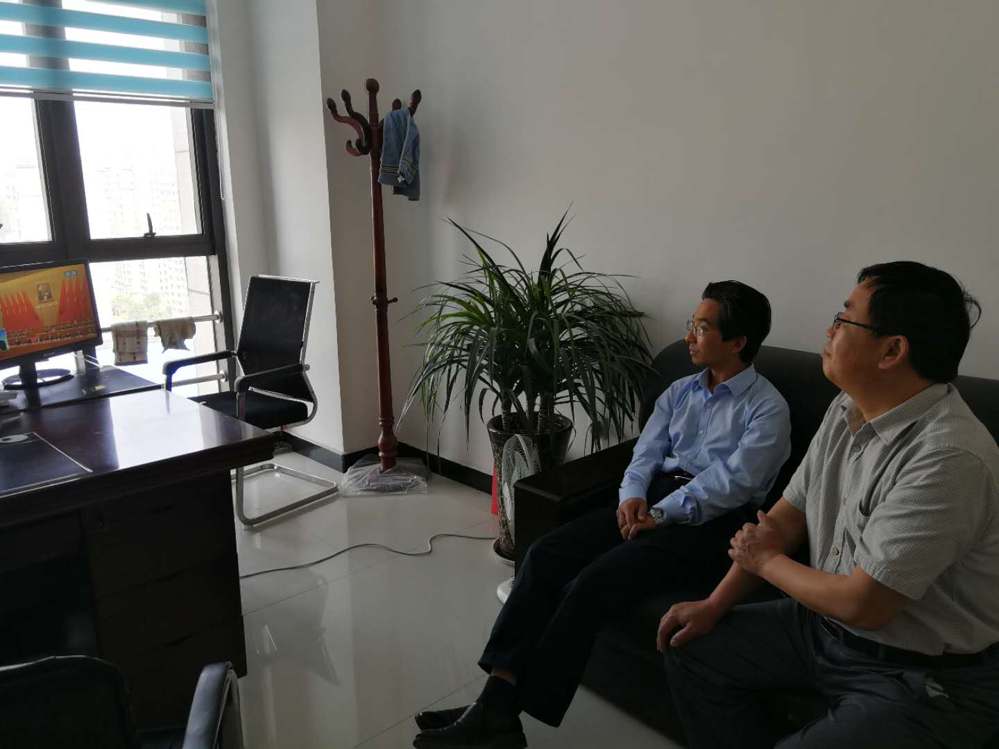 工商联组织在职党员收看马克思诞辰200周年纪念大会(图1)