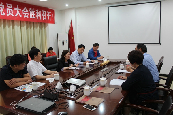 二七区委常委、统战部长唐莉军到非公企业进行实地调研走访(图2) 二七区委常委、统战部长唐莉军到非公企业进行实地调研走访(图2)