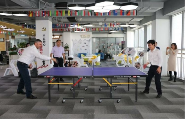 二七区电商港非公企业---跨境贸易合作又一张彩色名片(图1)