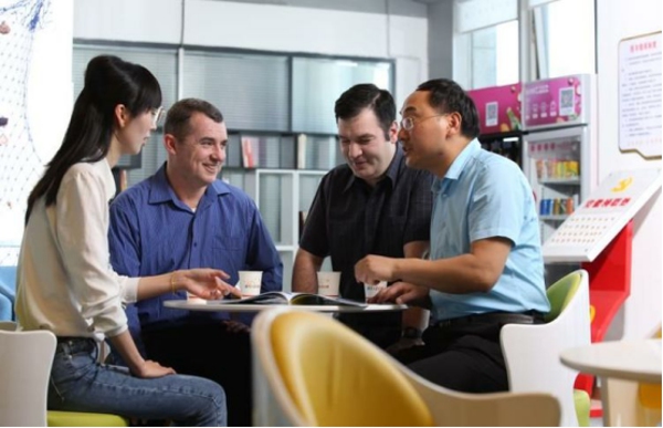 二七区电商港非公企业---跨境贸易合作又一张彩色名片(图2)