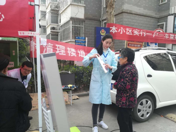 二七区街道商会开展关爱视力志愿服务活动(图1)