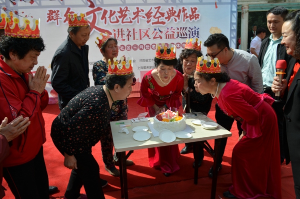 二七区开展群众文化艺术经典作品进社区公益巡演活动(图1)