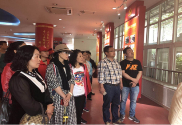 让爱呵护“折翼天使”的成长---金水区商会六一前慰问福利院儿童(图1)