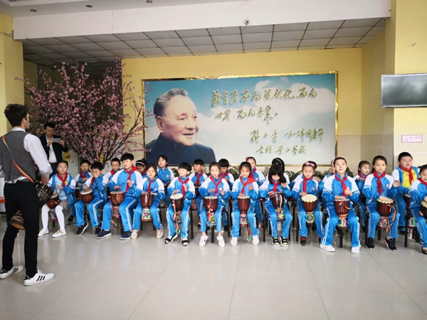 二七区工商联到郑州二七优智实验学校开展“六一”慰问活动(图1)