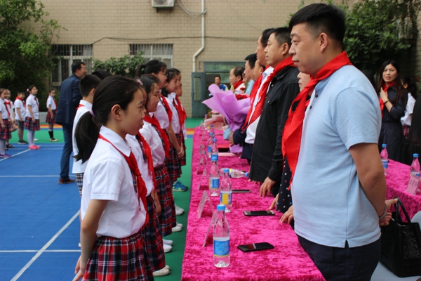 二七区工商联到郑州二七优智实验学校开展“六一”慰问活动(图2)