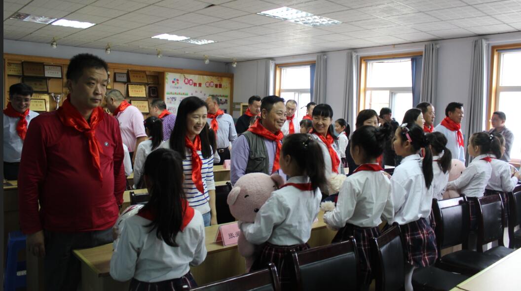 二七区工商联组织会员企业参加“六一”慰问活动(图3)