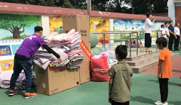 新郑市工商联到新郑市特殊教育学校开展“六一”慰问活动(图2)