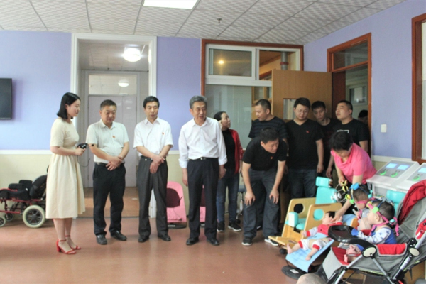 二七区组织爱心企业家到郑州市儿童福利院慰问(图1)