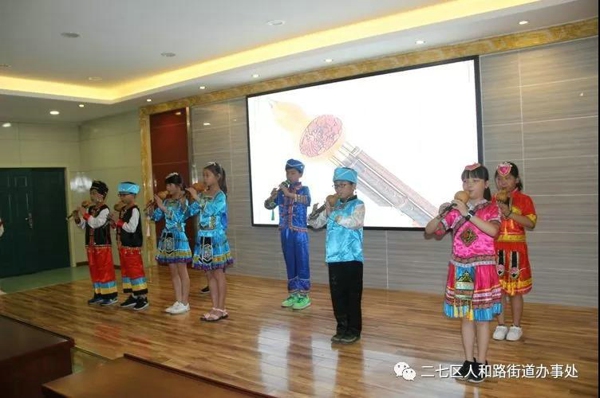 二七区工商联会员企业开展“慈爱之心 伴我成长”助学活动(图1)