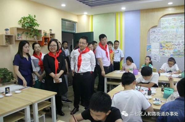 二七区工商联会员企业开展“慈爱之心 伴我成长”助学活动(图2)